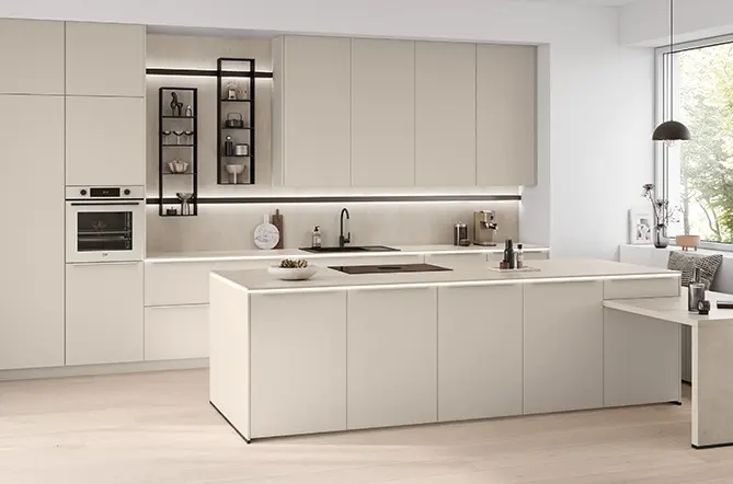 Nobilia Innovationen 2027: grifflose Inselküche Senso 489 in Sand mit Backofen in Frontfarbe